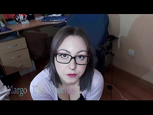 ❤️ 안경을 쓴 섹시한 여자가 카메라에 딜도를 빤다. ❌ 포르노 포르노에서 ko.camporner.top ️❤